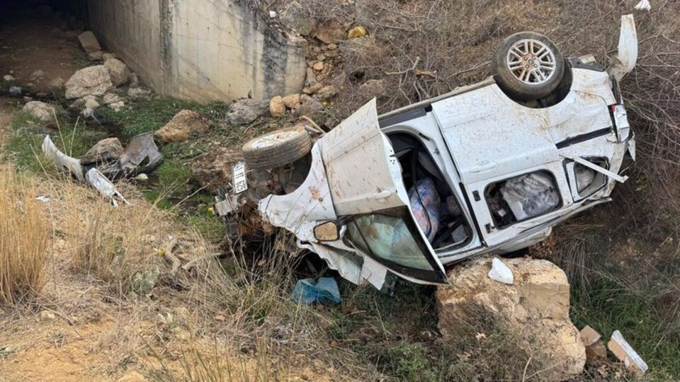 Otomobil menfeze devrildi! Karı koca yaralandı