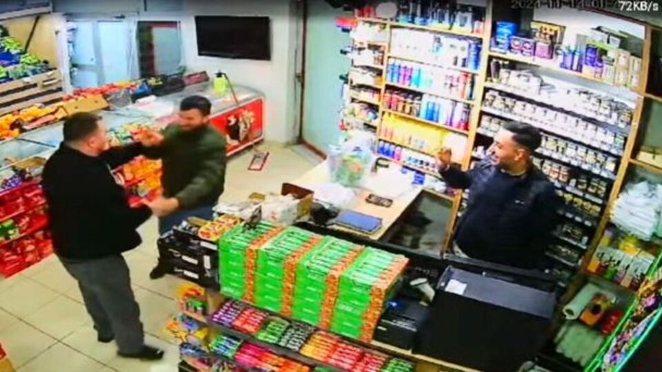 Bu markete gelen dans etmeden alışveriş yapamıyor