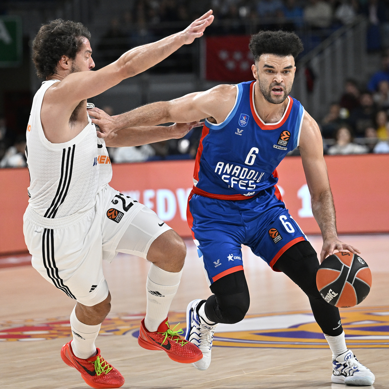 Anadolu Efes, İspanya'da galip!