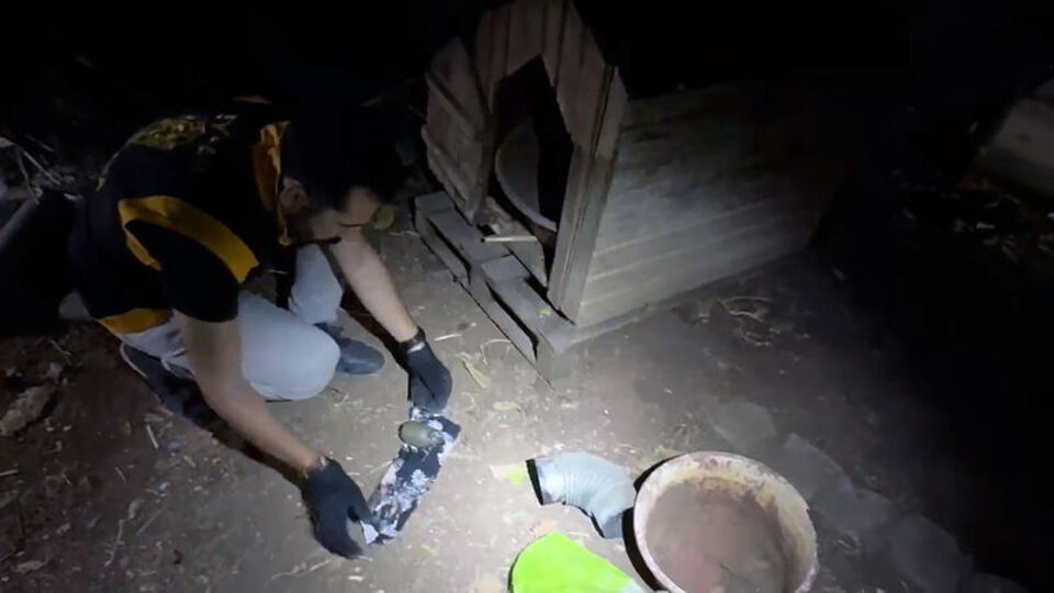 Yataklarda av tüfeği bulundu! Köpek kulübesinden el bombası çıktı!