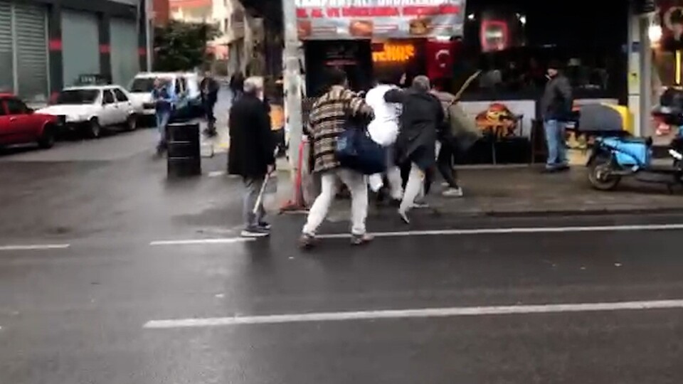 Kavga eden oğlunu bastonla dövdü