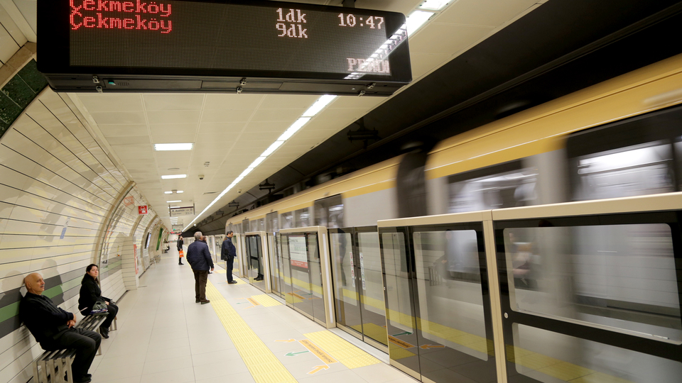 Sürücüsüz metroda panik anları