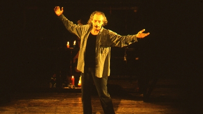 Tiyatro Festivali Genco Erkal'ı anıyor