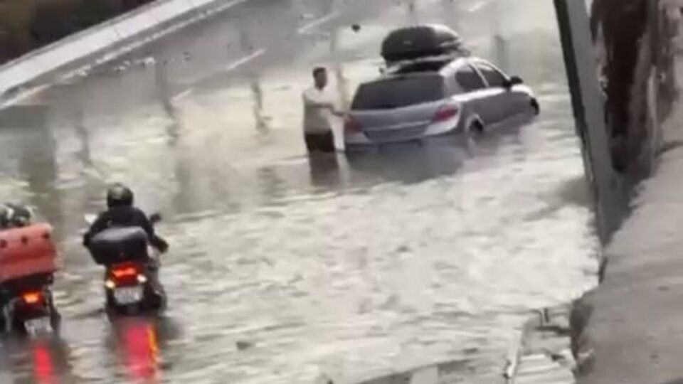 İzmir'de sağanak etkili oldu