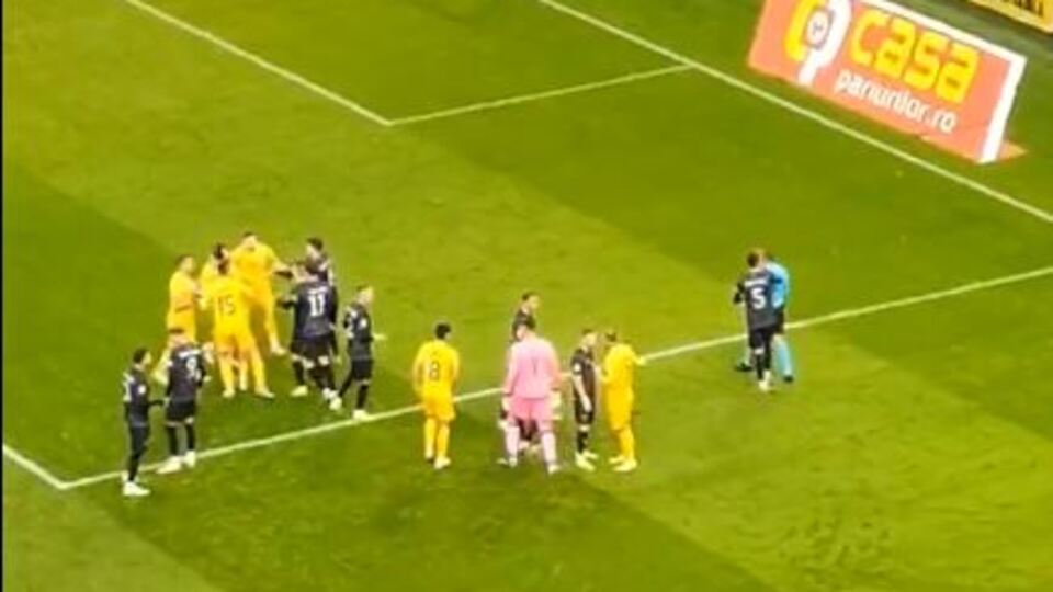 Futbolda 'Sırbistan' krizi! Sahayı terk ettiler