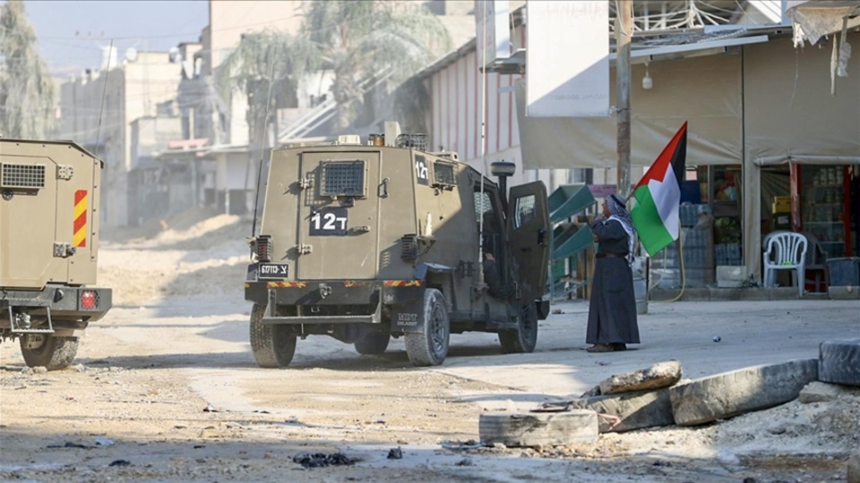Batı Şeria'nın çeşitli bölgelerine baskın