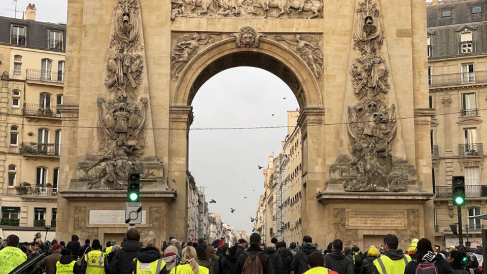 Sarı Yelekliler Paris sokaklarında