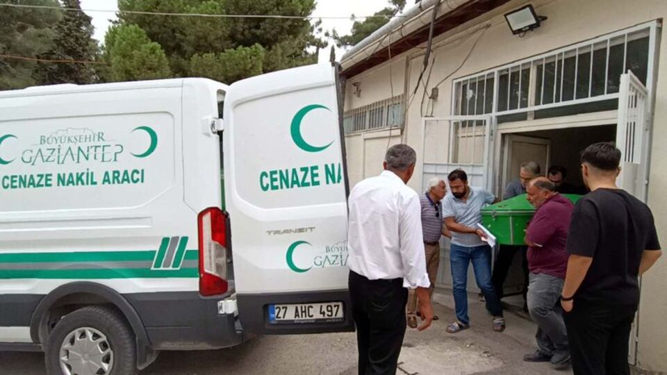 Anız yakarken alevlerin arasında kaldı!