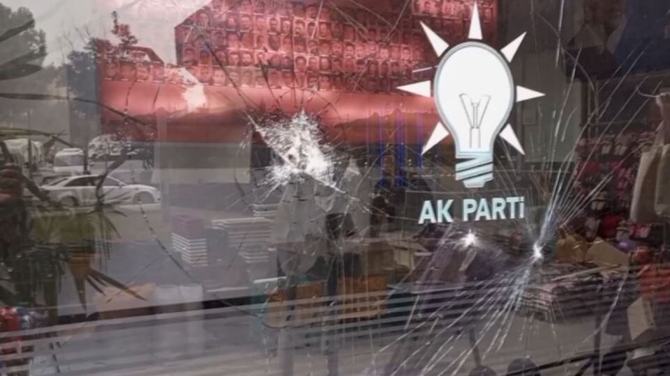AK Parti İlçe Başkanlığına saldırı