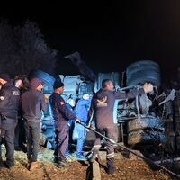 Polis ekibi TIR'ın altında kaldı: 1 şehit