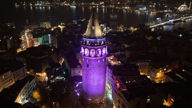 İstanbul'un simgeleri 'prematüre' farkındalığı için mora büründü