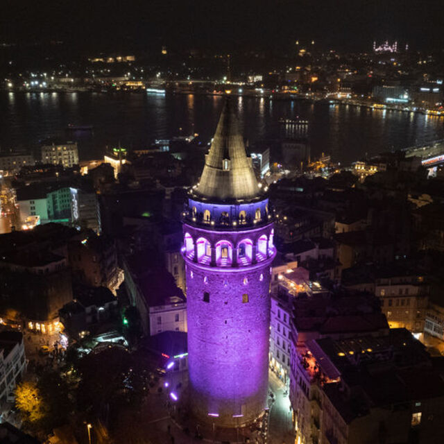 İstanbul'un simgeleri 'prematüre' farkındalığı için mora büründü