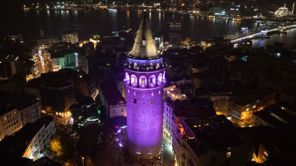 İstanbul'un simgeleri 'prematüre' farkındalığı için mora büründü