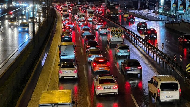 Okullar açıldı trafik yoğunluğu arttı