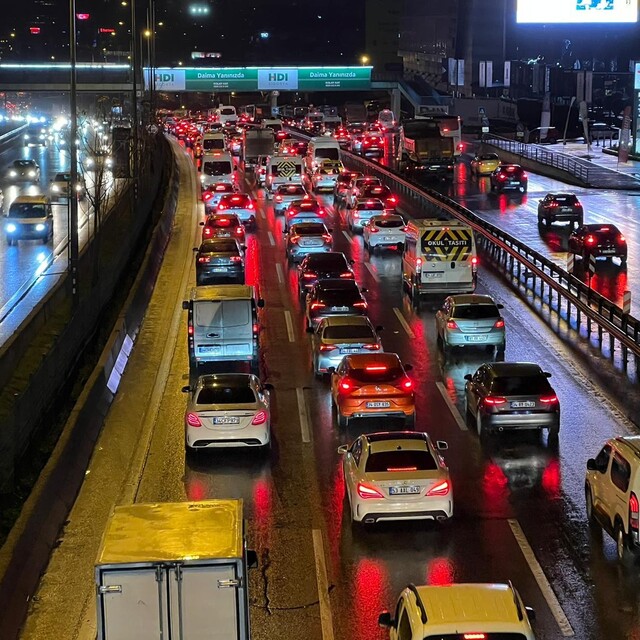 Okullar açıldı trafik yoğunluğu arttı