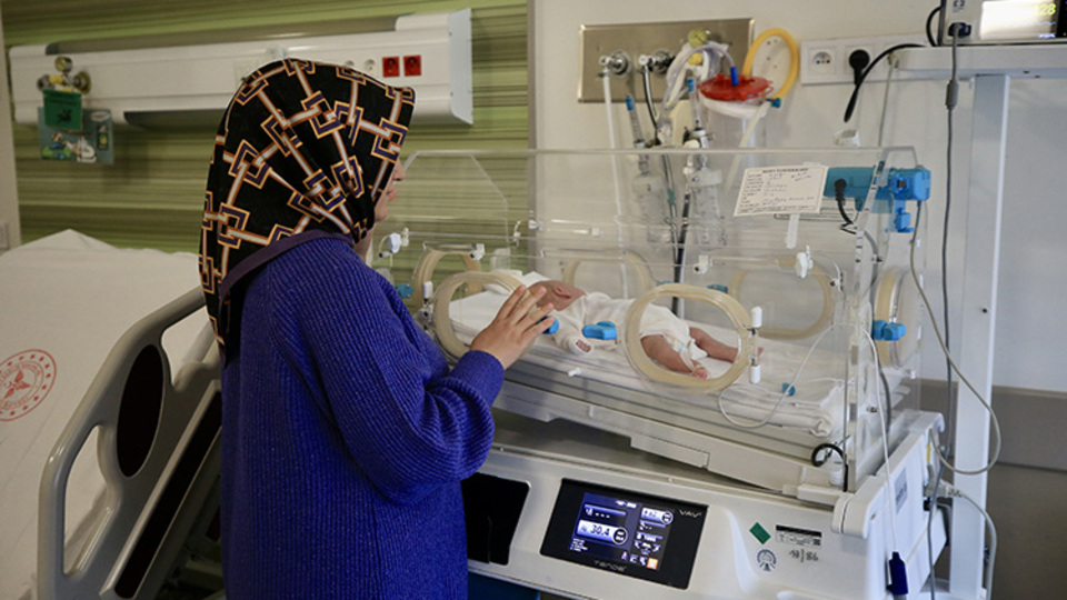 900 gram dünyaya gelen bebeğini 44 gün sonra bağrına bastı