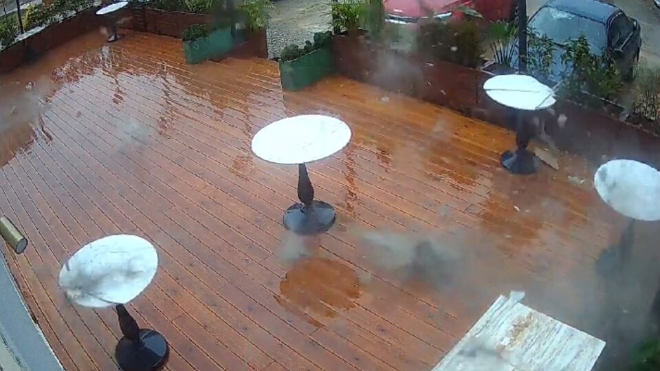 13 katlı binaya yıldırım düştü