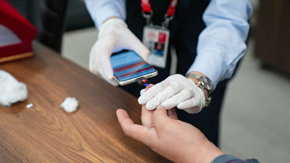 Türk bilim insanları şeker ölçümünü pratik hale getiren tıbbi cihaz üretti