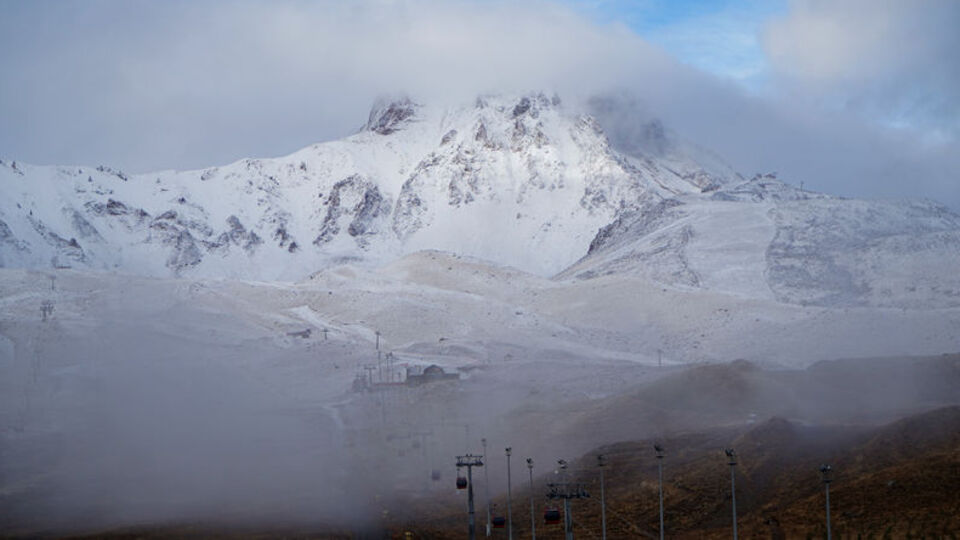 Erciyes Kayak Merkezi'ne kar yağdı