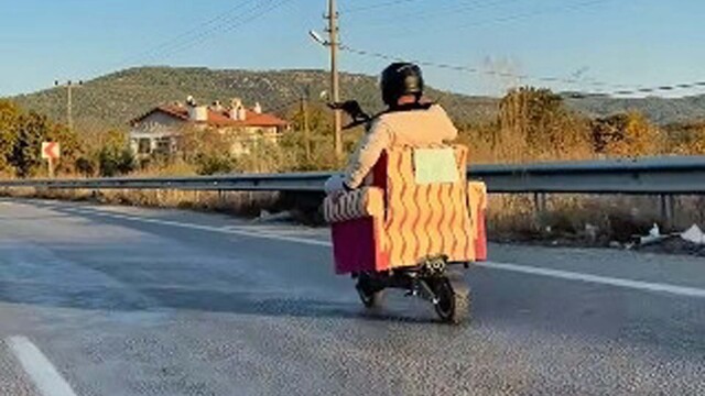 Trafikte pes dedirten görüntü! Scootera koltuk monte etti