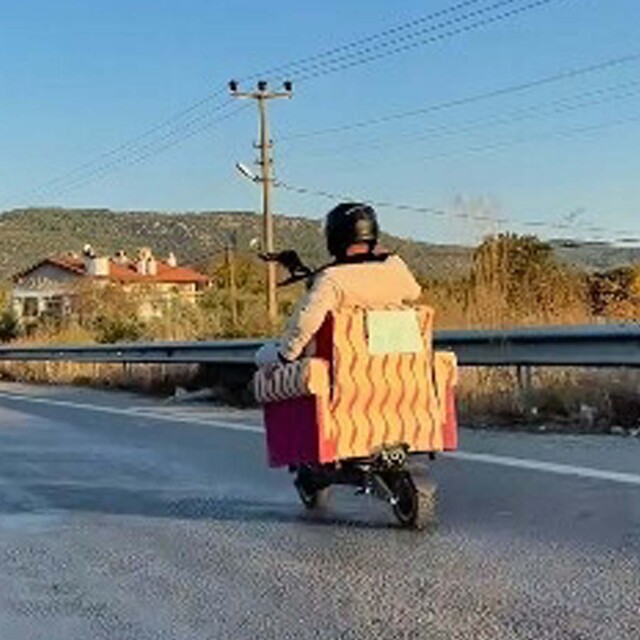 Trafikte pes dedirten görüntü! Scootera koltuk monte etti
