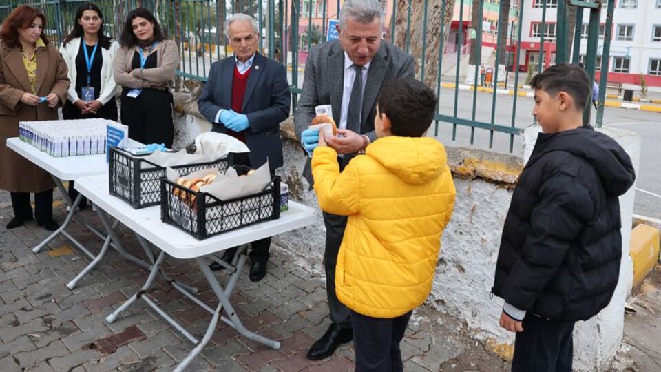 Güzelbahçe'de bin 500 öğrenciye süt ve poğaça