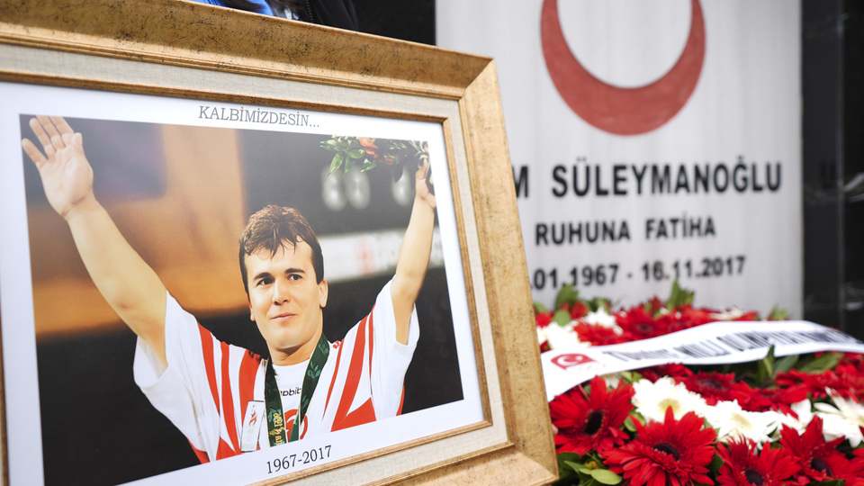 Naim Süleymanoğlu kabri başında anıldı!