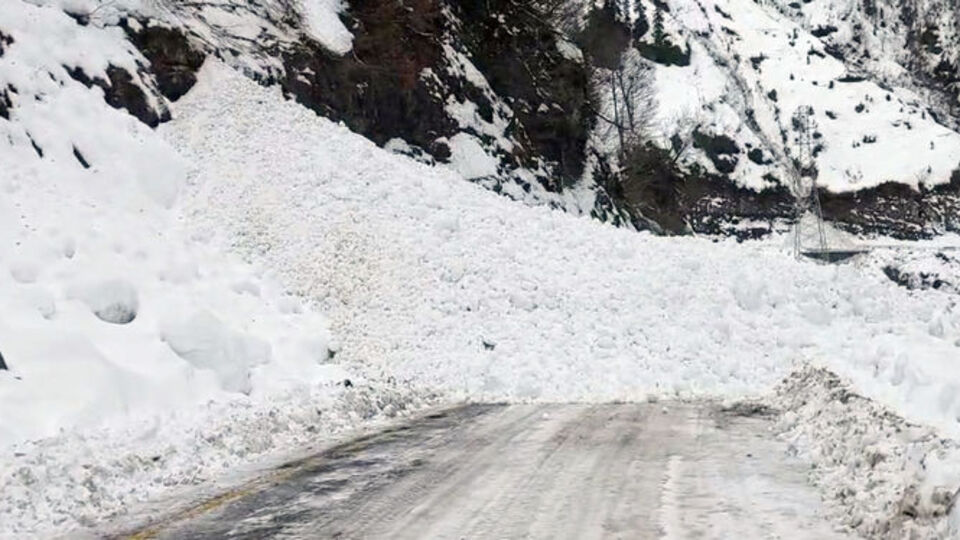 Borçka'da çığ düştü: 6 köyün yolu kapandı