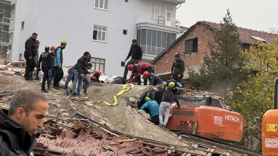 Malatya'da yıkım sırasında göçük! Kepçe operatörü enkaz altında kaldı