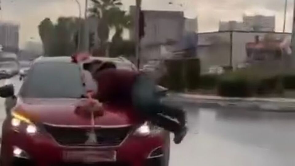 Dilenci, damattan dayak yedi