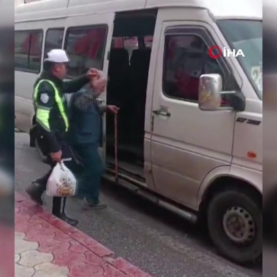 Yağmurda ıslanan görme engelli vatandaşı minibüse bindiren polis gönülleri fethetti