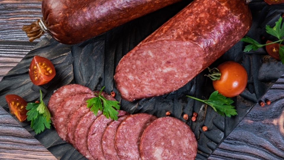 Dana sucukta sakatat, kıymada kanatlı et