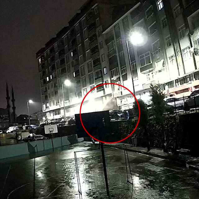 Rize'de bir kişinin öldüğü heyelan anı kamerada