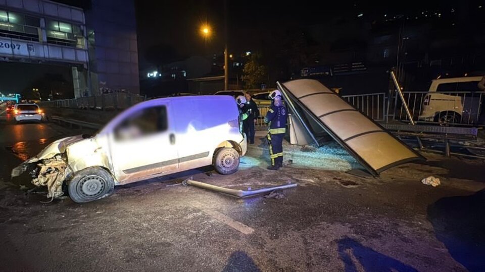 Hafif ticari araç otobüs durağına çarptı