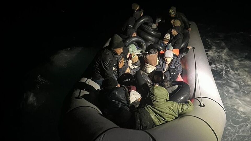 Ayvalık açıklarında 40 düzensiz göçmen yakalandı