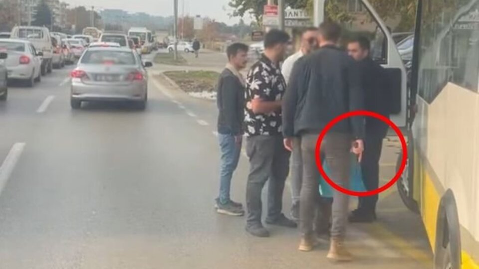 Belediye otobüsü şoförüne tabancalı tehdit kamerada