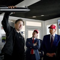 Trump ve Musk Starship roketinin fırlatılmasını izledi