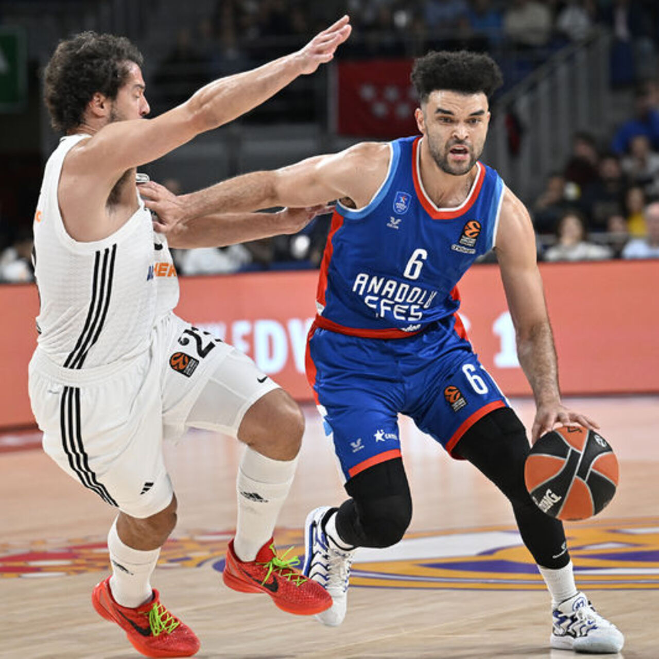 Anadolu Efes'in konuğu Paris Basketbol