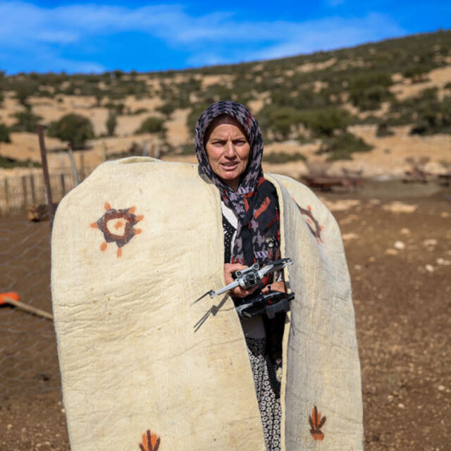 Kadın çoban, dron ile sürüsünü takip ediyor
