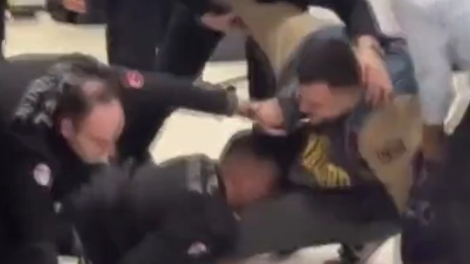 Tekme, yumruk, ısırık!