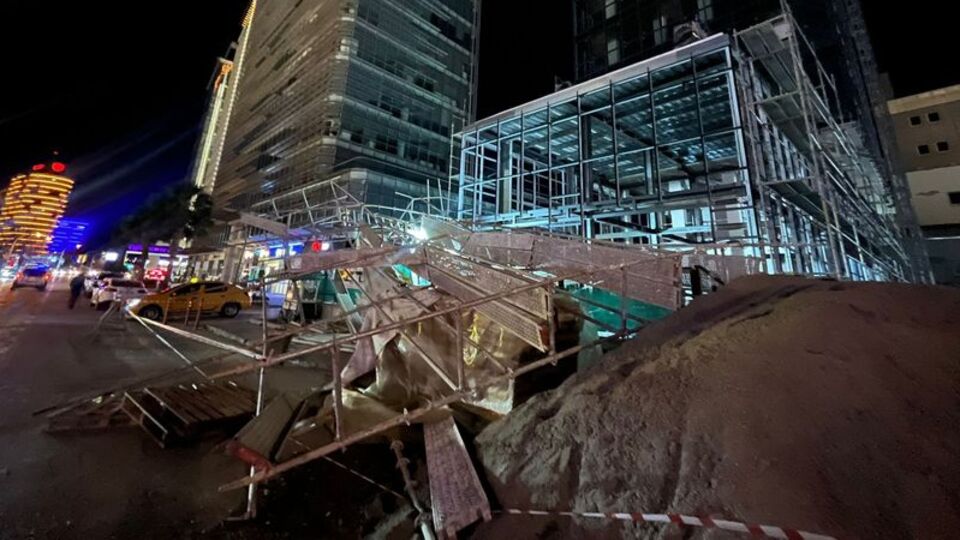 Bursa'da şiddetli lodos hayatı olumsuz etkiledi