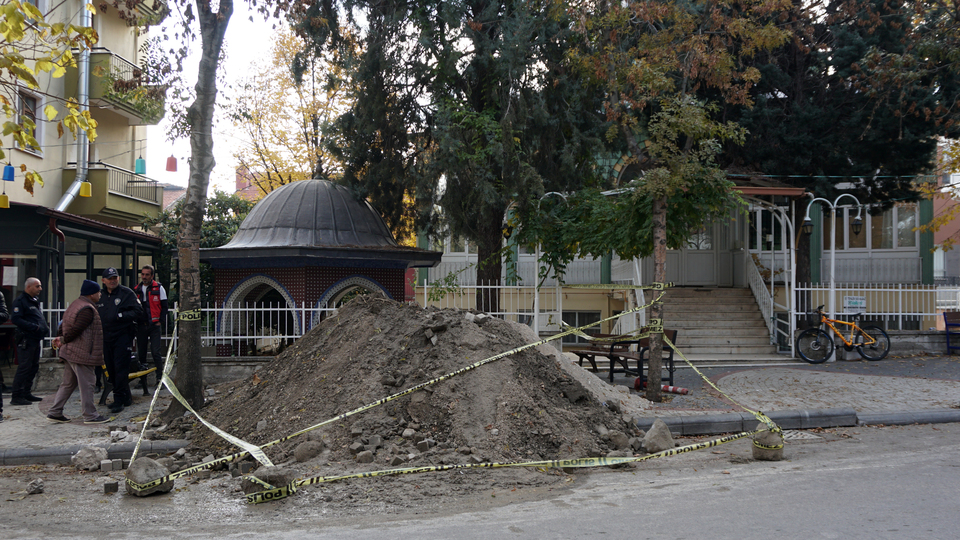 Belediye personeli gibi giyinip kent merkezini kazdılar!