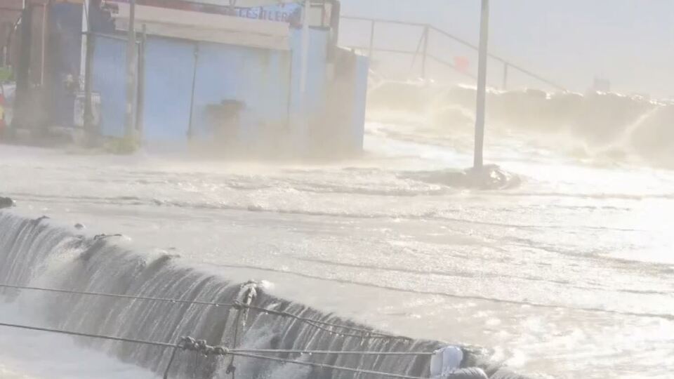 İstanbul'da lodos: Dalga boyu 5 metreyi buldu