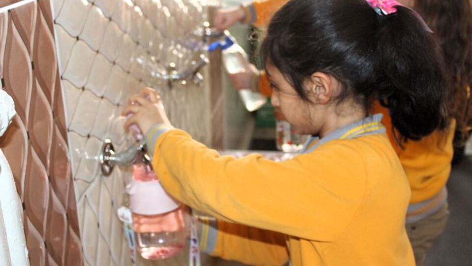 Muhtar 3 okula arıtma sistemi kurdu