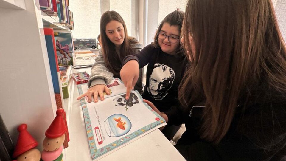 Muhtarlığın bir odasını öğrencilere ayırdı