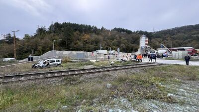 Zonguldak'ta tren araca çarptı: 1 ölü, 1 yaralı