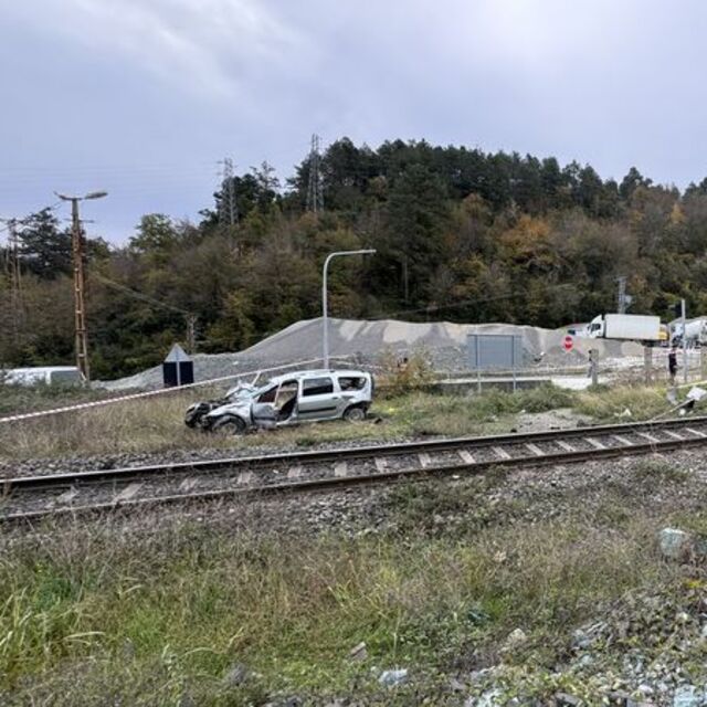 Zonguldak'ta tren araca çarptı: 1 ölü, 1 yaralı