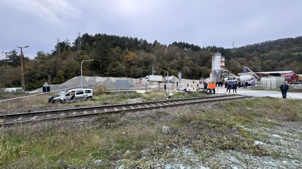 Zonguldak'ta tren araca çarptı: 1 ölü, 1 yaralı