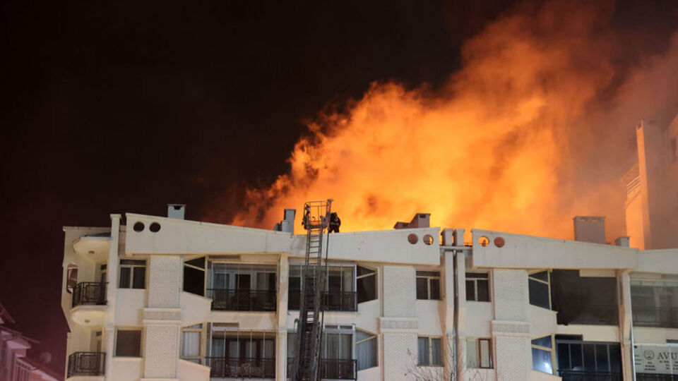 Dershane bulunan binada çatı yangını: 1 öğretmen öldü
