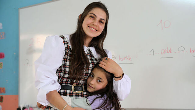 Okuldaki tek öğrencisine arkadaş oldu